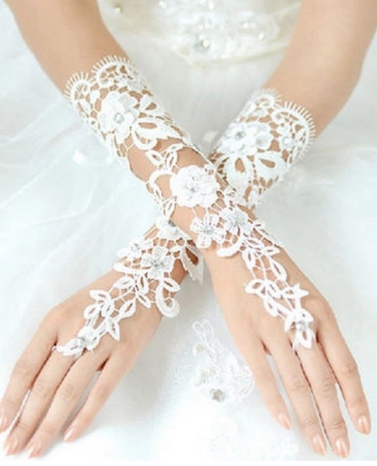 Long Lacey bridal hand gloves